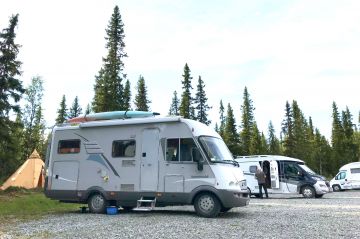 Wohnmobile und Tentipi-Zelt