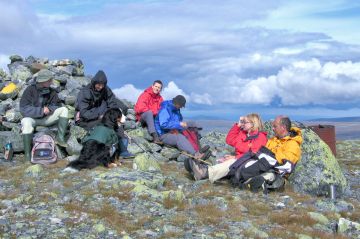 Gipfelpyramide auf dem flachen Gipfel mit Rundumsicht